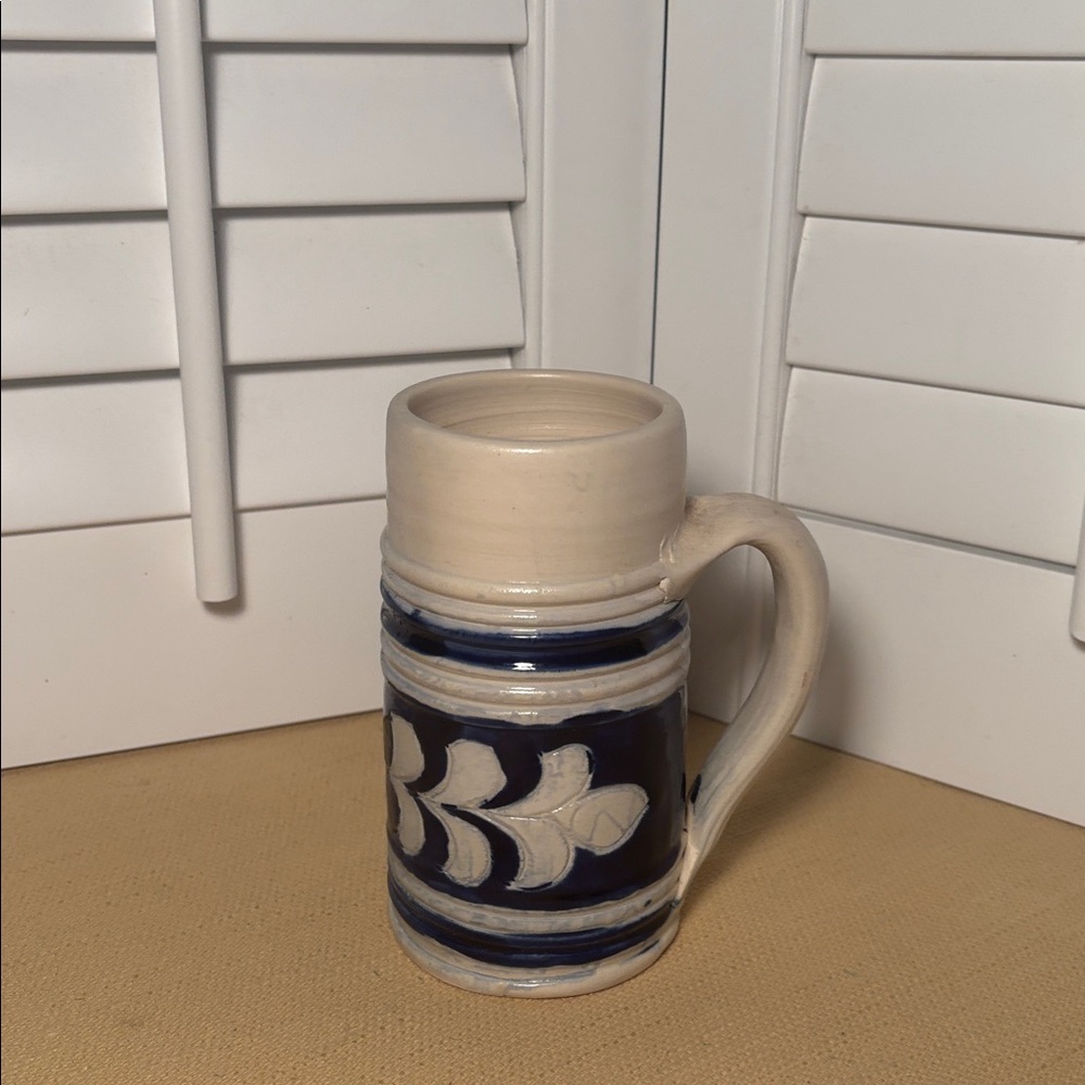 Williamsburg Pottery Souvenir Mug 6-1/8” Tall 16 oz  Dark Blue on Light Tan